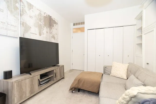 $3,695 | 330 North Clinton Street, Unit 508, Chicago, IL 60661