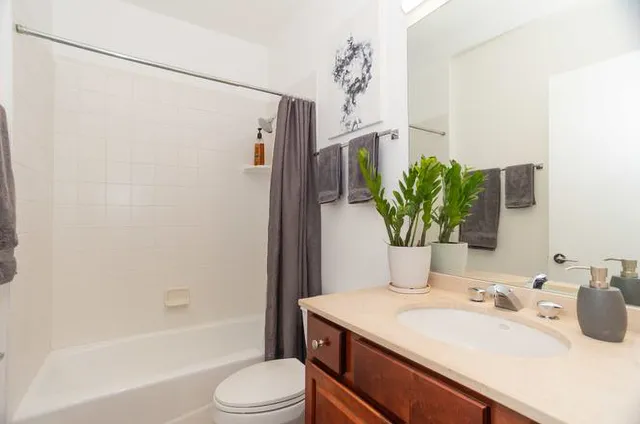 $3,695 | 330 North Clinton Street, Unit 508, Chicago, IL 60661