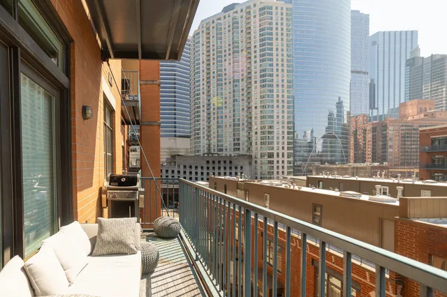 $3,695 | 330 North Clinton Street, Unit 508, Chicago, IL 60661
