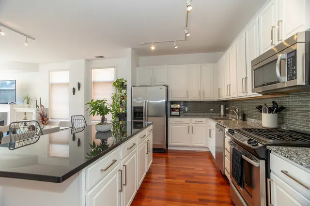 $3,695 | 330 North Clinton Street, Unit 508, Chicago, IL 60661