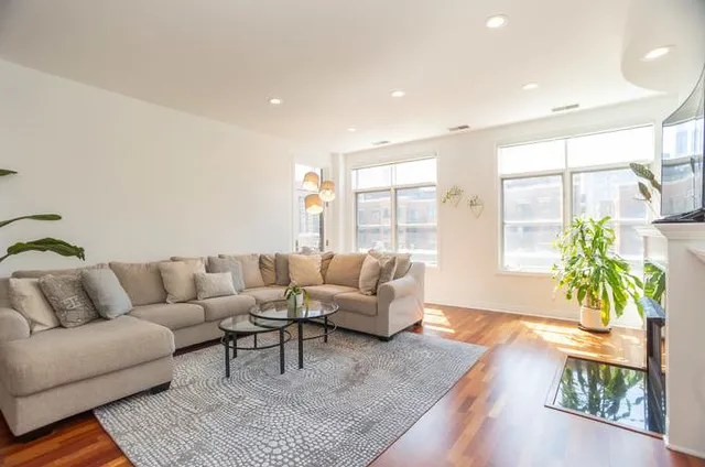 $3,695 | 330 North Clinton Street, Unit 508, Chicago, IL 60661