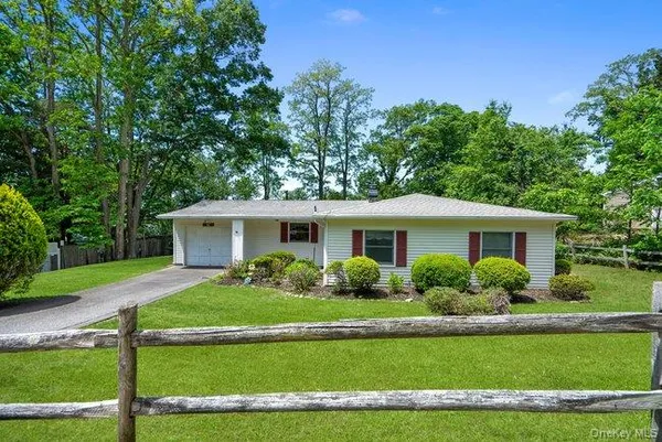 $525,000 | 14 Campus Drive, Farmingville, NY 11738