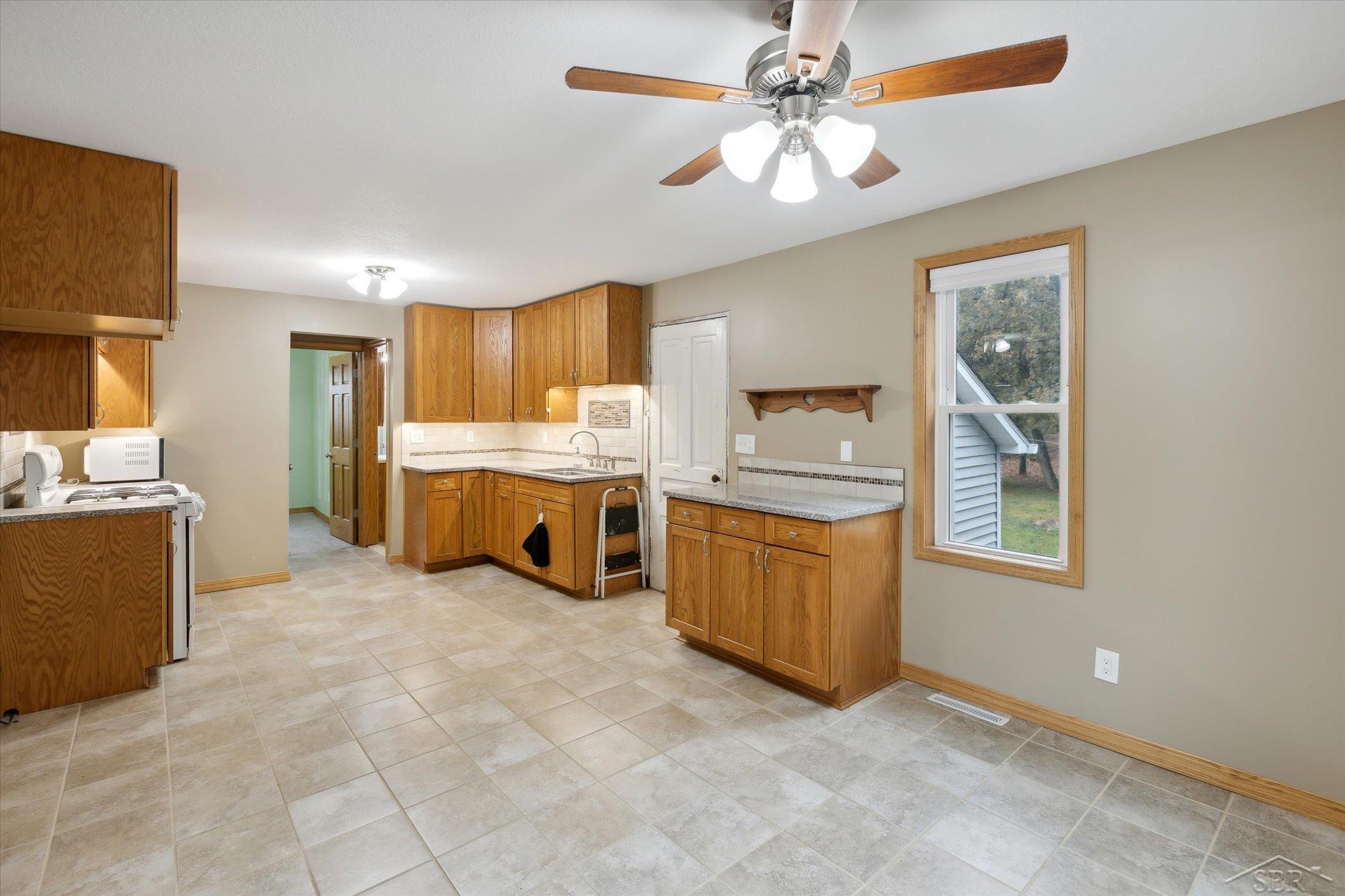 2367 South Nine Mile Road Kawkawlin, MI 48631 - Photo 12 of 50 50130384-e8b6e7ef-9441-4f10-be65-f035cba21bc5.JPG