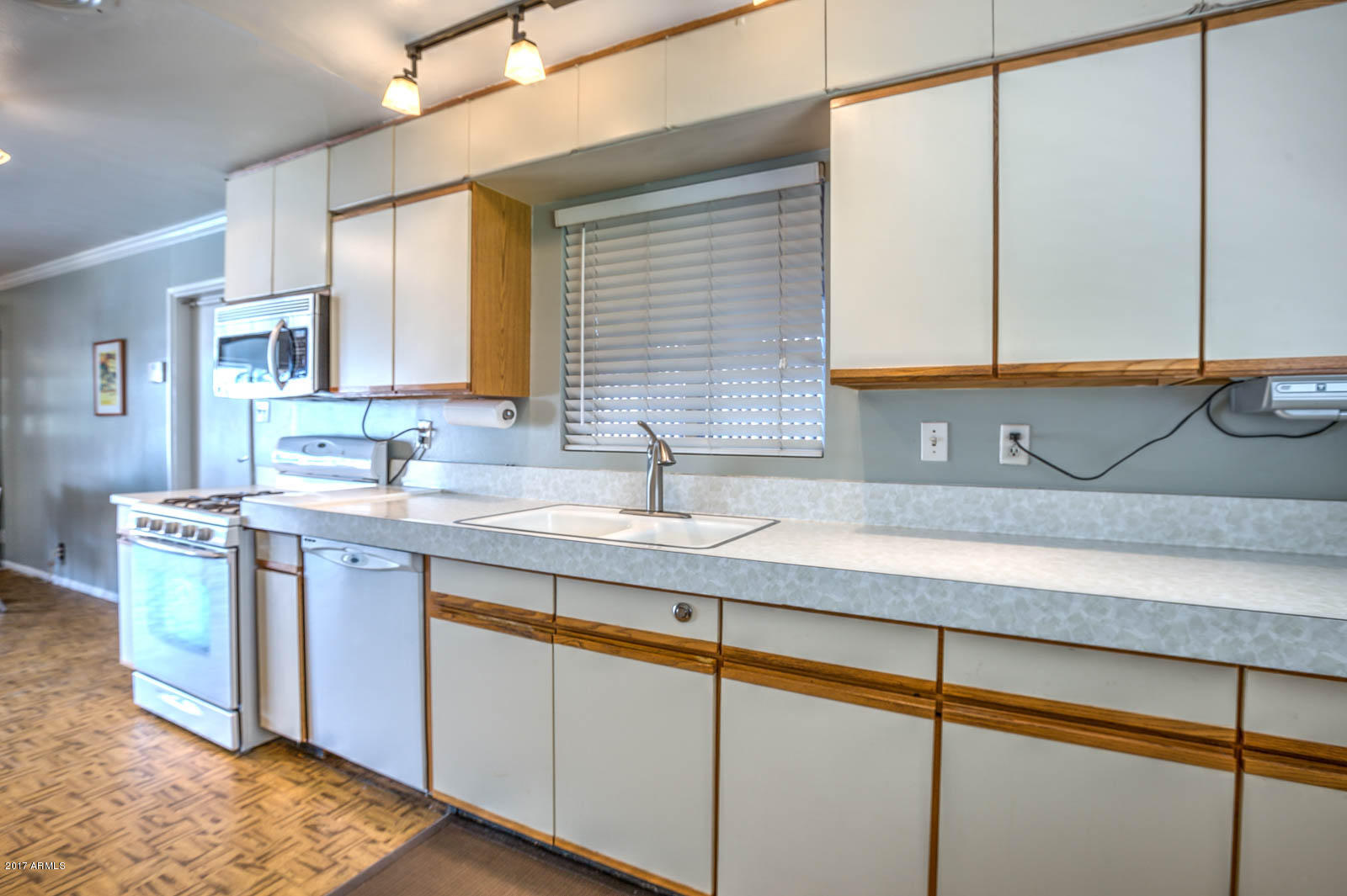 446 West Cheery Lynn Road Phoenix, AZ 85013 - Photo 11 of 31 Kitchen