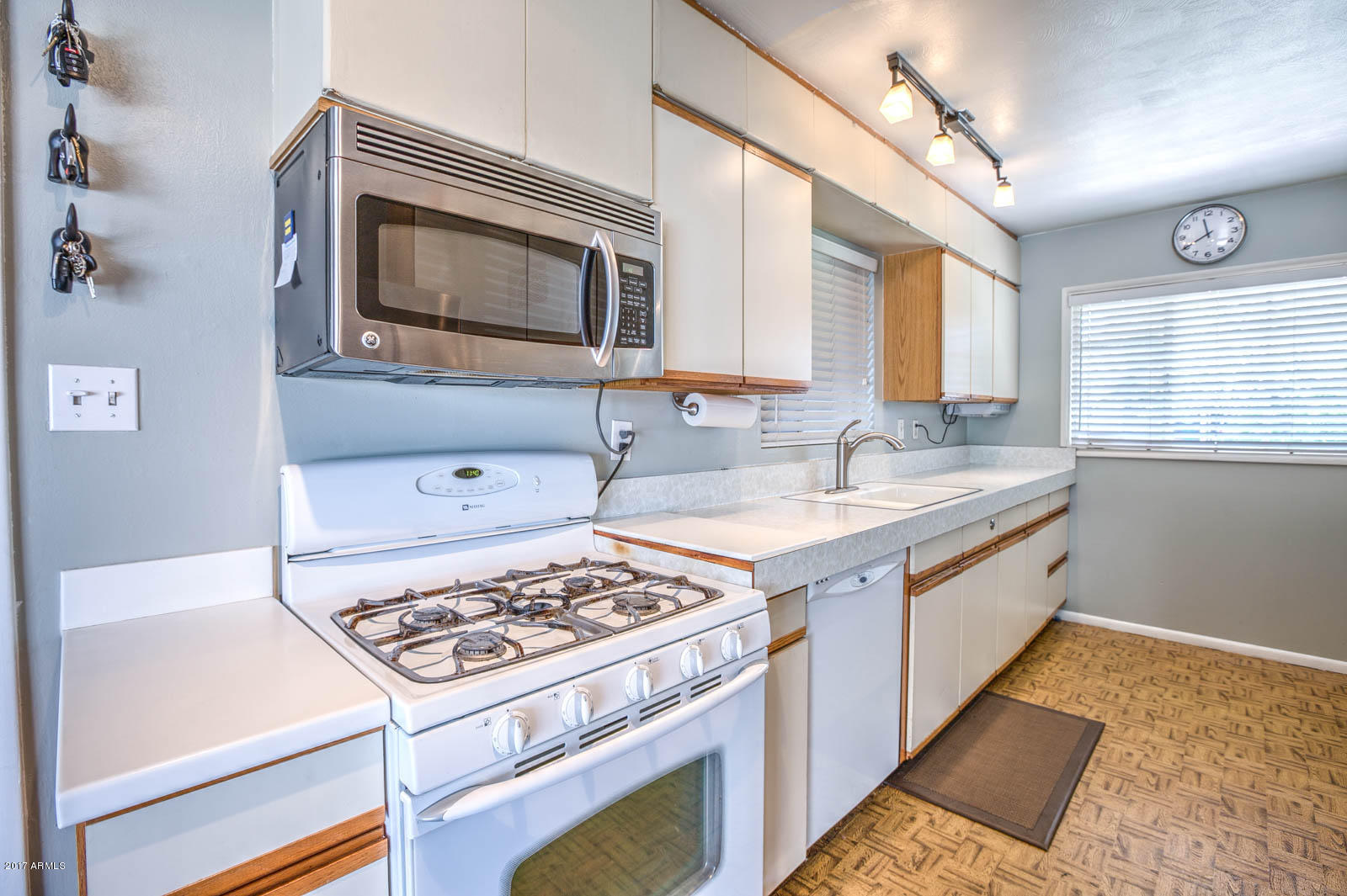 446 West Cheery Lynn Road Phoenix, AZ 85013 - Photo 12 of 31 Kitchen
