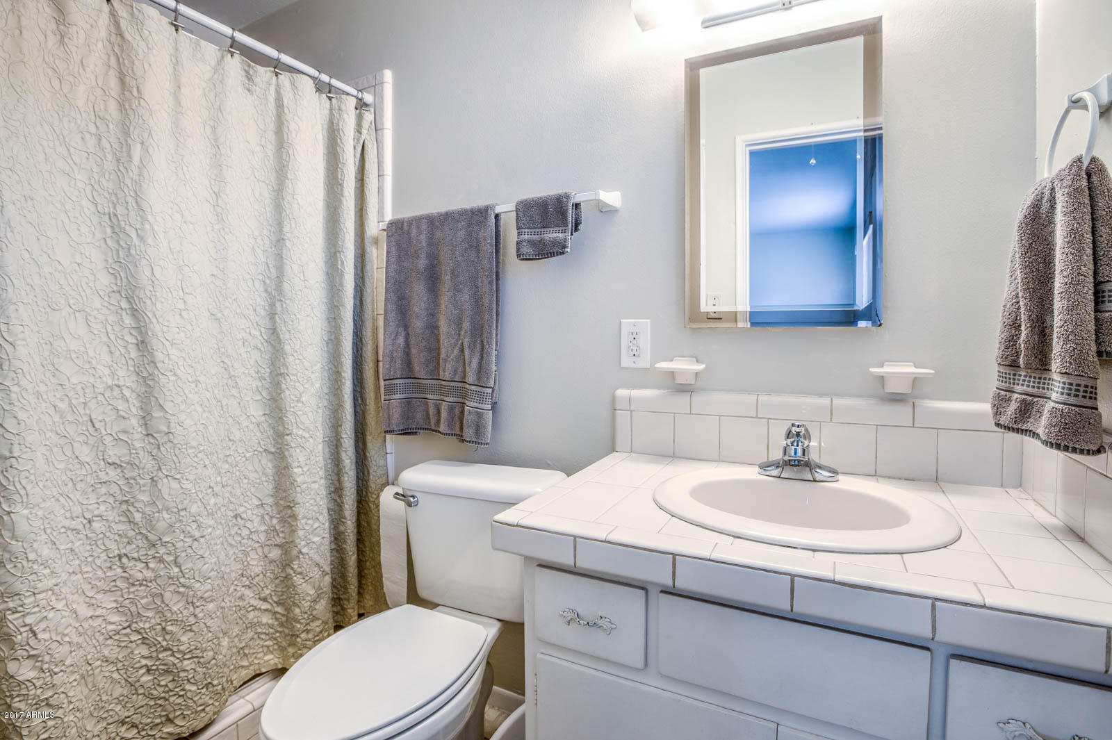 446 West Cheery Lynn Road Phoenix, AZ 85013 - Photo 22 of 31 Guest Bathroom