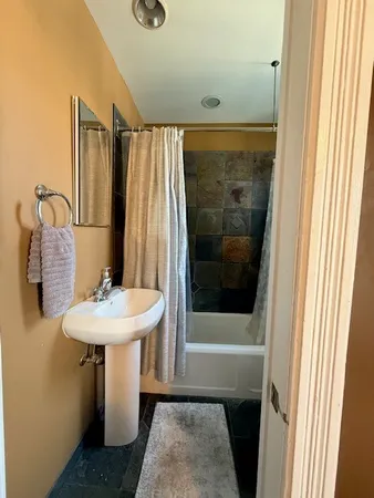 $2,000 | 202 Perry Street, Unit 1, Elgin, IL 60123
