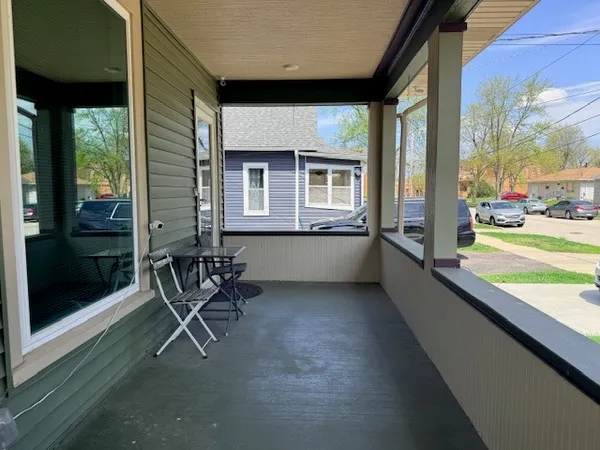$2,000 | 202 Perry Street, Unit 1, Elgin, IL 60123