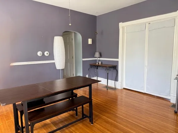 $2,000 | 202 Perry Street, Unit 1, Elgin, IL 60123