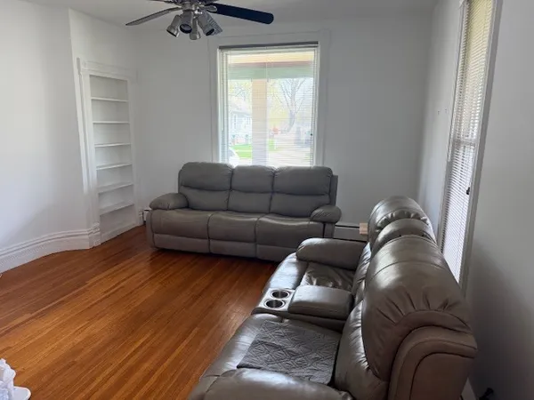 $2,000 | 202 Perry Street, Unit 1, Elgin, IL 60123