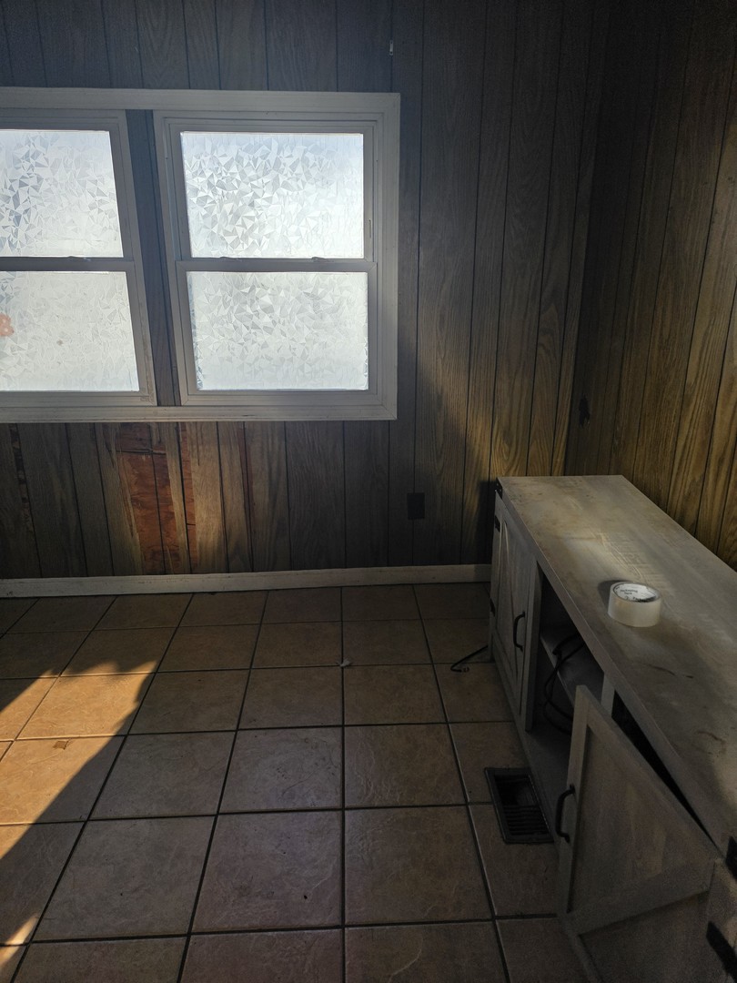 8800 South Harlem Avenue, Unit 724 Bridgeview, IL 60455 - Photo 2 of 4 a room with a window