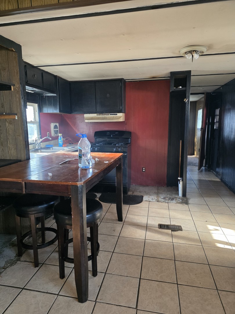 8800 South Harlem Avenue, Unit 724 Bridgeview, IL 60455 - Photo 3 of 4 a dinning table and chairs in a room