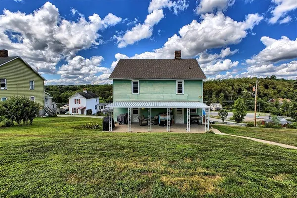 a view of a house with a yard