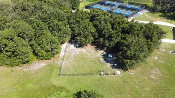 a view of yard with green space