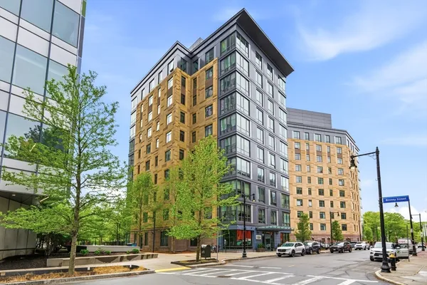 $975,000 | 80-82 Fenwood Road, Unit 804, Boston, MA 02115