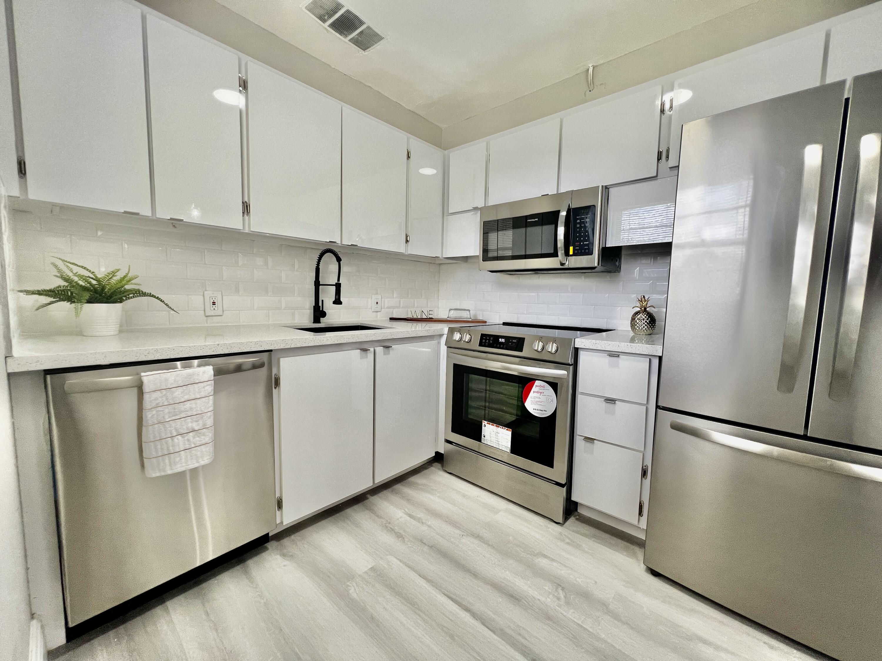 117 Dorset C Boca Raton, FL 33434 - Photo 2 of 13 Kitchen
