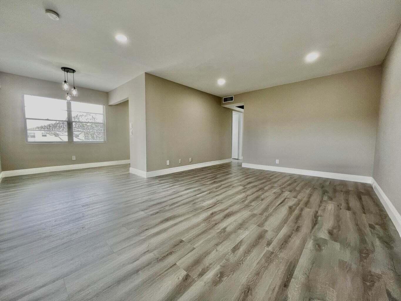 117 Dorset C Boca Raton, FL 33434 - Photo 5 of 13 Living Room