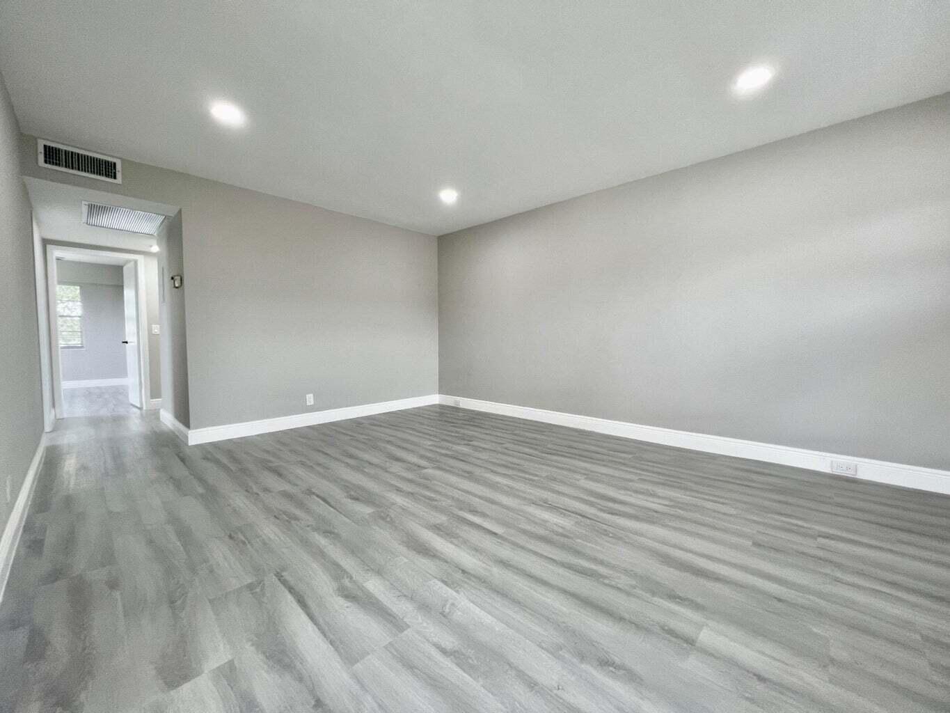 117 Dorset C Boca Raton, FL 33434 - Photo 6 of 13 Living Room