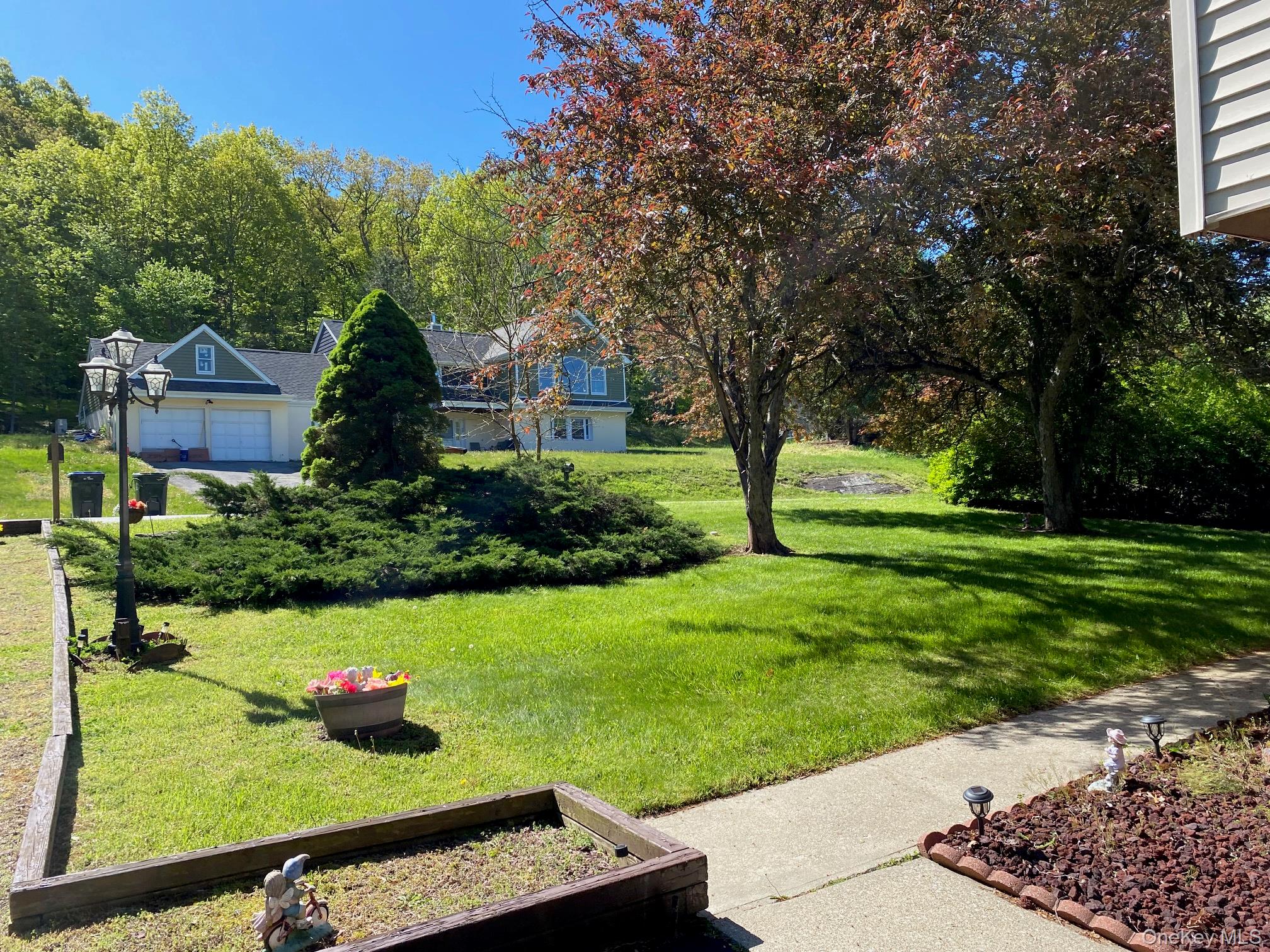 16 Woodward Road Slate Hill, NY 10973 - Photo 4 of 37 a front view of a house with garden