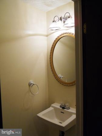 11516 Underoak Court Reston, VA 20191 - Photo 2 of 28 Bath
