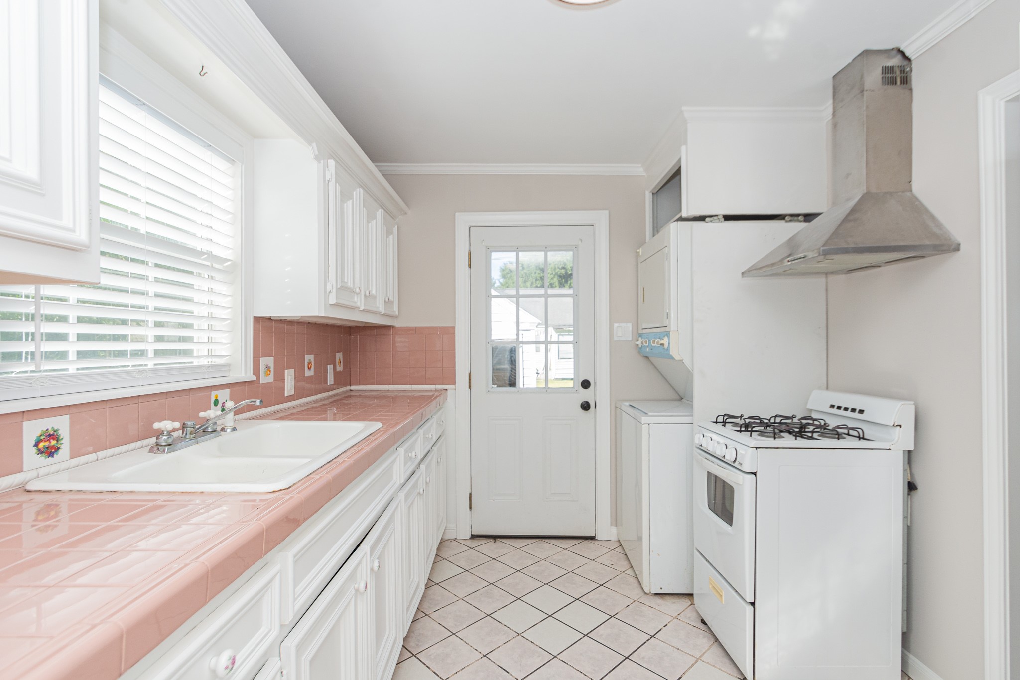 7447 Magnolia Street Houston, TX 77023 - Photo 14 of 38 a spacious bathroom with a sink double vanity and a mirror
