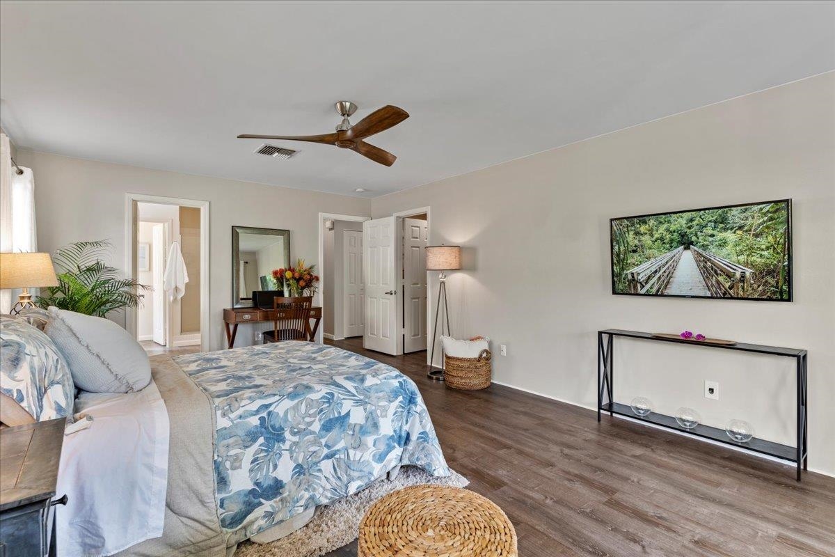 28 Papahi Loop Kahului, HI 96732 - Photo 31 of 50 a bedroom with a bed and a chandelier