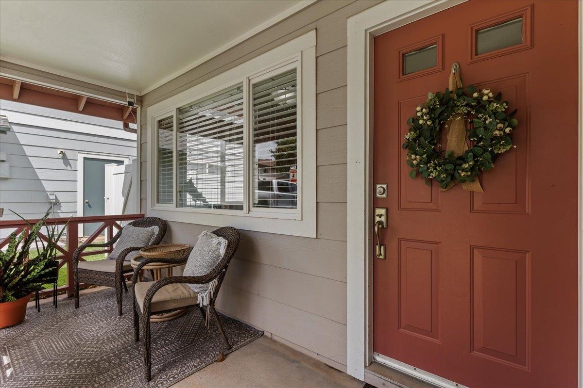 28 Papahi Loop Kahului, HI 96732 - Photo 4 of 50 a dining room filled with furniture and a potted plant