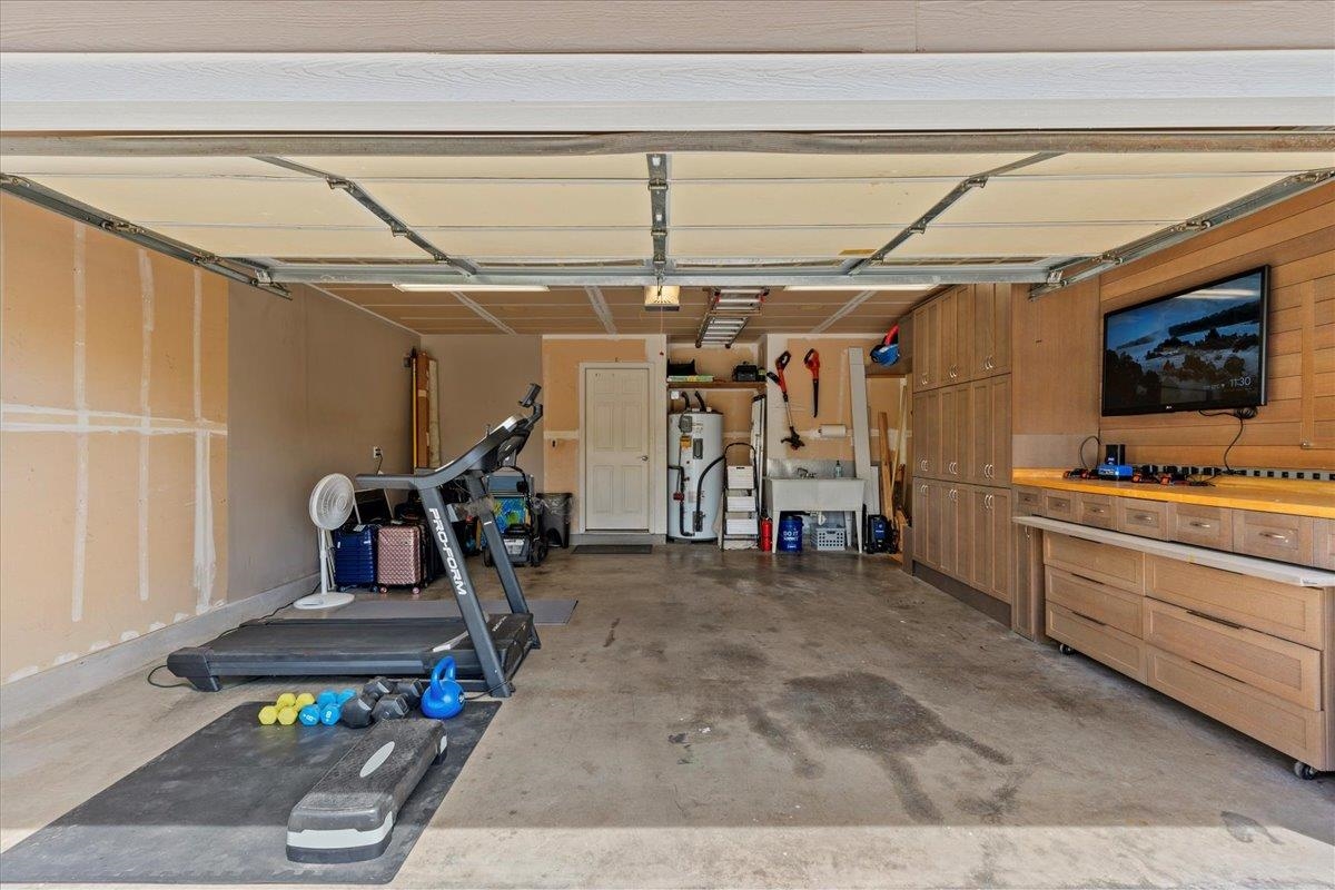 28 Papahi Loop Kahului, HI 96732 - Photo 50 of 50 a view of a room with gym equipment