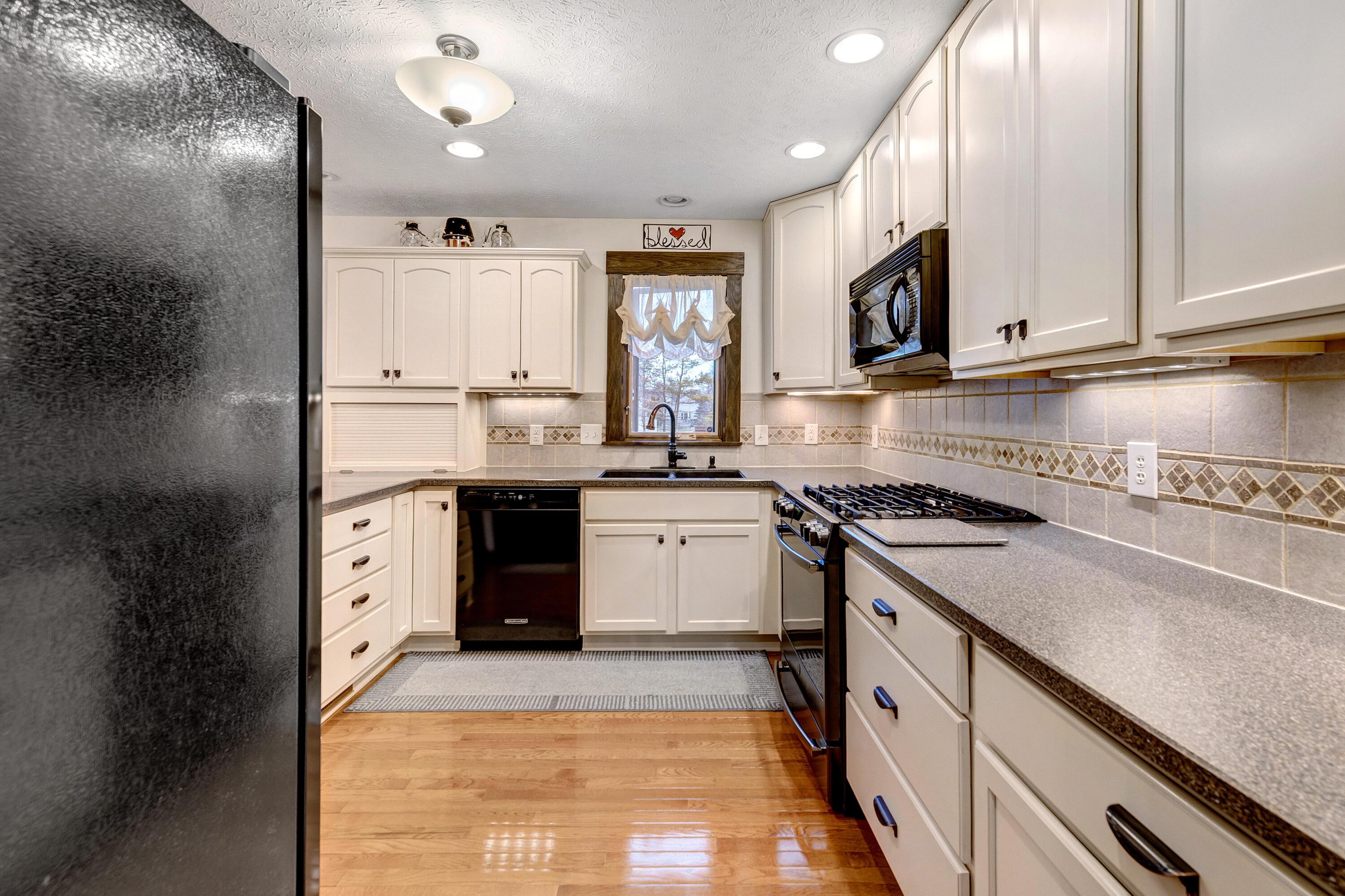 6186 Feder Road Columbus, OH 43228 - Photo 18 of 53 Kitchen