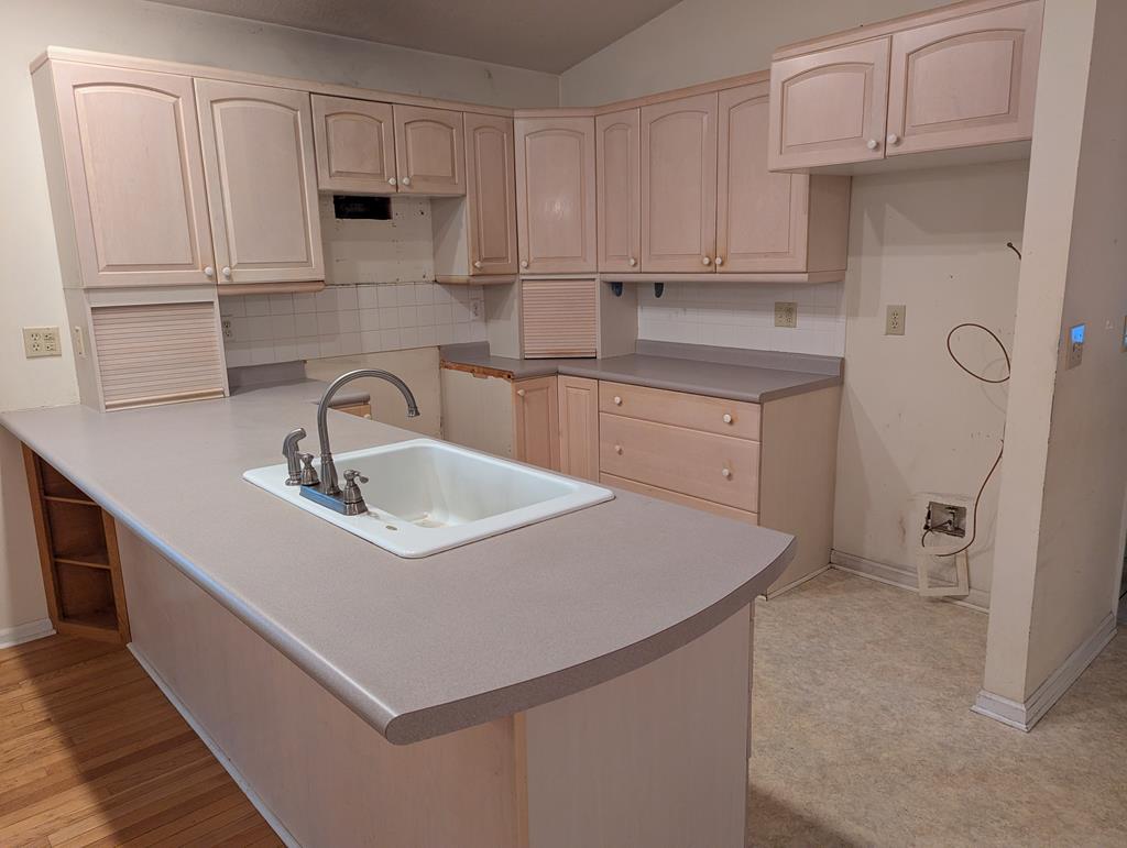283 Deaver Cove Road Blairsville, GA 30512 - Photo 4 of 27 Main level with Fireplace & Wet Bar