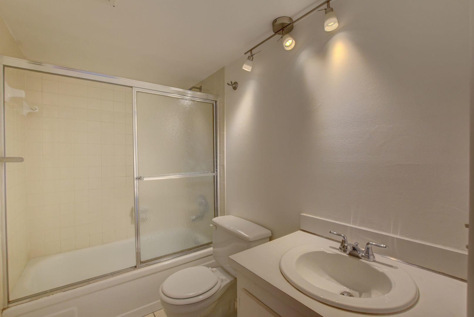 2001 Woolbright Road, Unit F204 Boynton Beach, FL 33426 - Photo 12 of 20 Full Bathroom