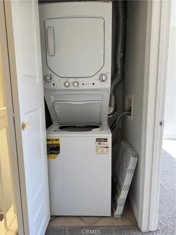 a view of an empty room and a ceiling fan window