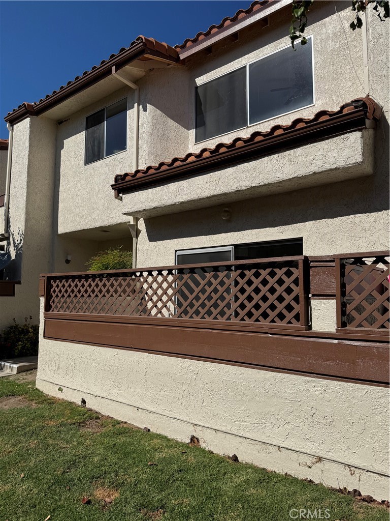 1730 Sinaloa Road Simi Valley, CA 93065 - Photo 3 of 38 a black and white bench sitting in front of a house
