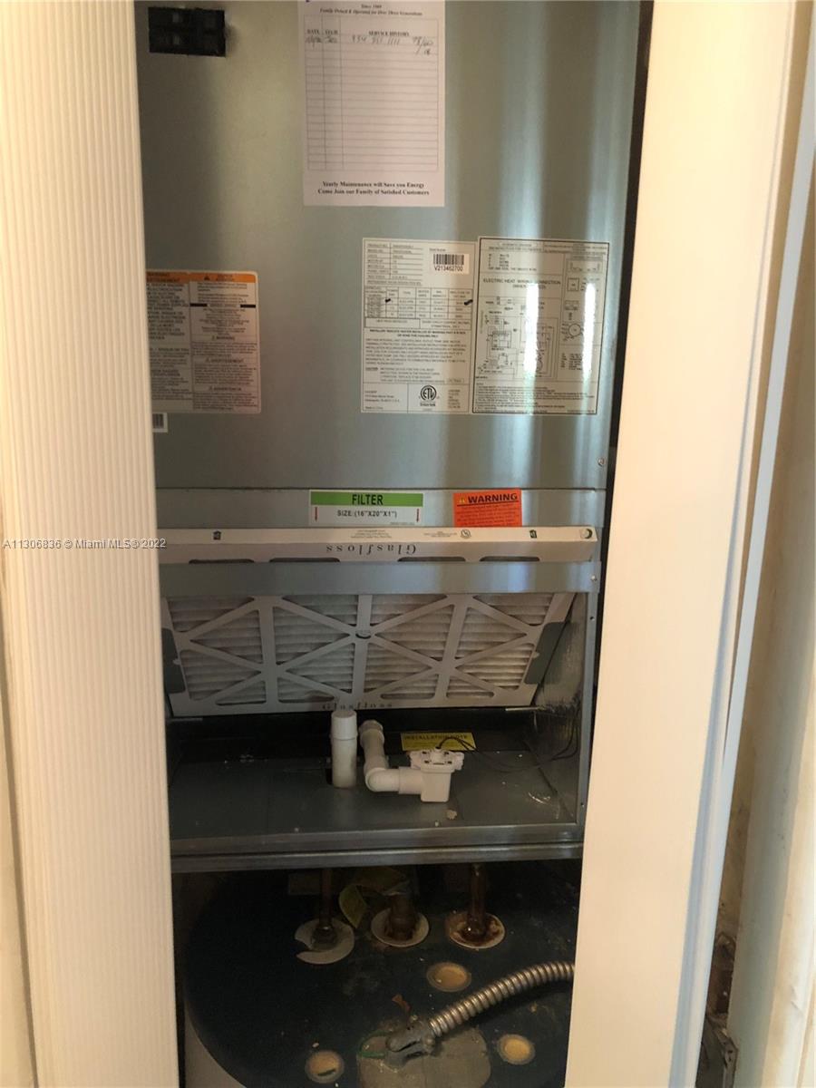 250 Gate Road, Unit 153 Hollywood, FL 33024 - Photo 8 of 19 a view of oven and window