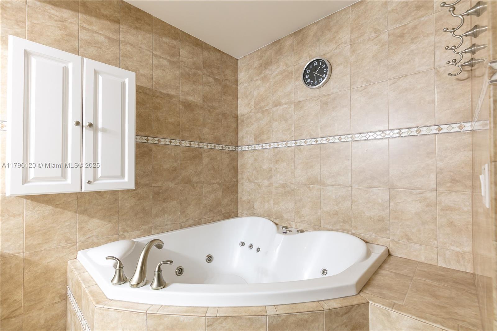 2101 South Ocean Drive, Unit 606 Hollywood, FL 33019 - Photo 12 of 58 a bathroom with a bathtub