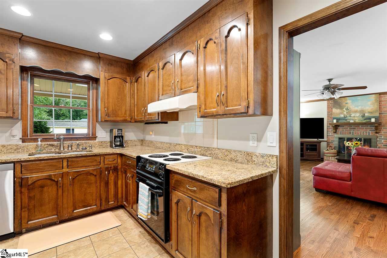 213 West Silverleaf Street Greer, SC 29650 - Photo 9 of 32 Gallery Image 9