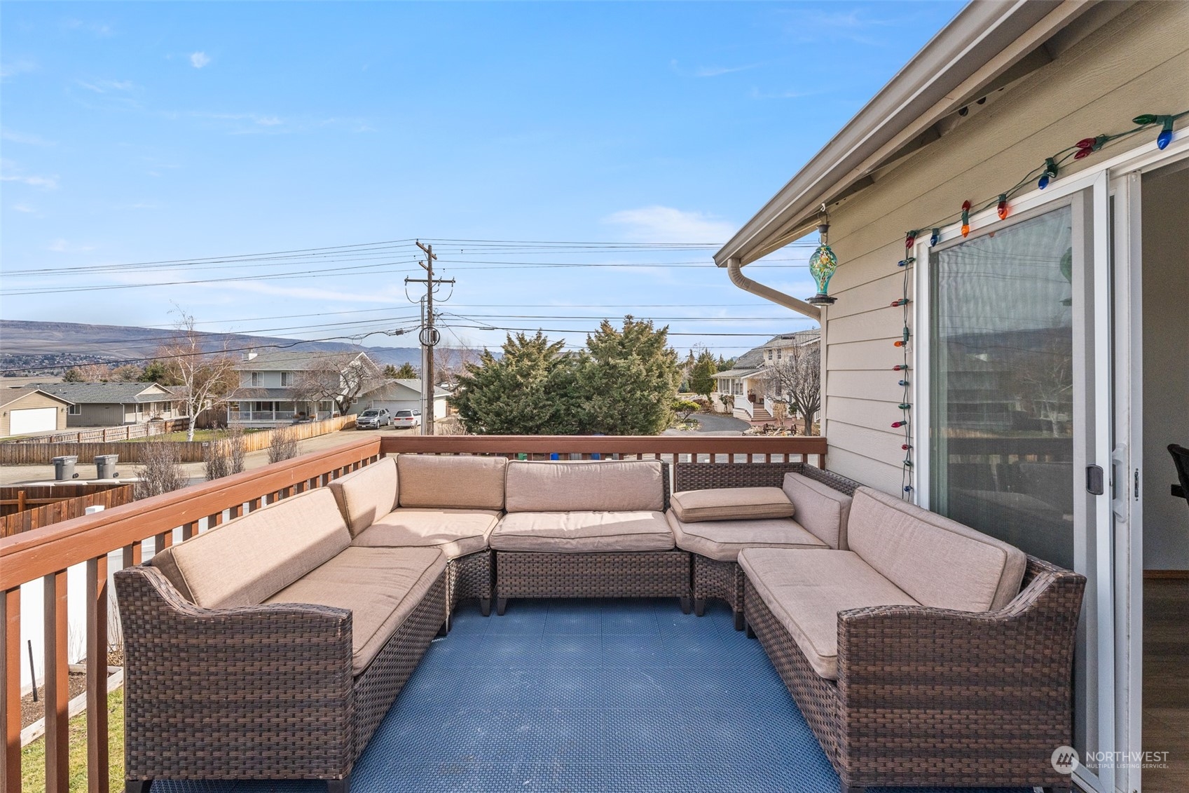 576 Saddle Rock Loop Wenatchee, WA 98801 - Photo 16 of 40 a view of a couches in the balcony