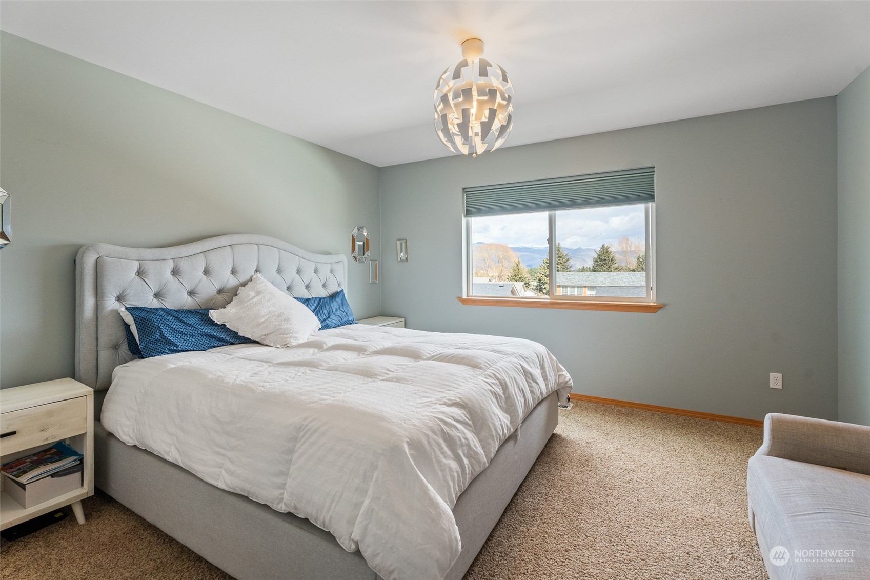 576 Saddle Rock Loop Wenatchee, WA 98801 - Photo 21 of 40 a bedroom with a bed and a chandelier