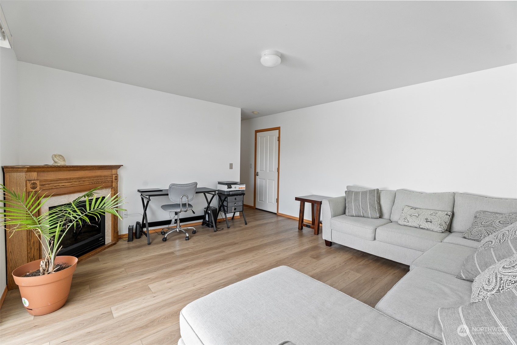576 Saddle Rock Loop Wenatchee, WA 98801 - Photo 30 of 40 a living room with furniture and a potted plant