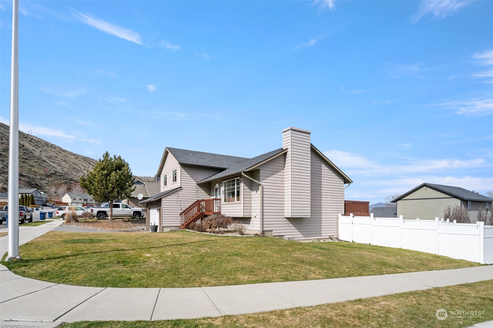 576 Saddle Rock Loop Wenatchee, WA 98801 - Photo 37 of 40 a front view of a house with a yard