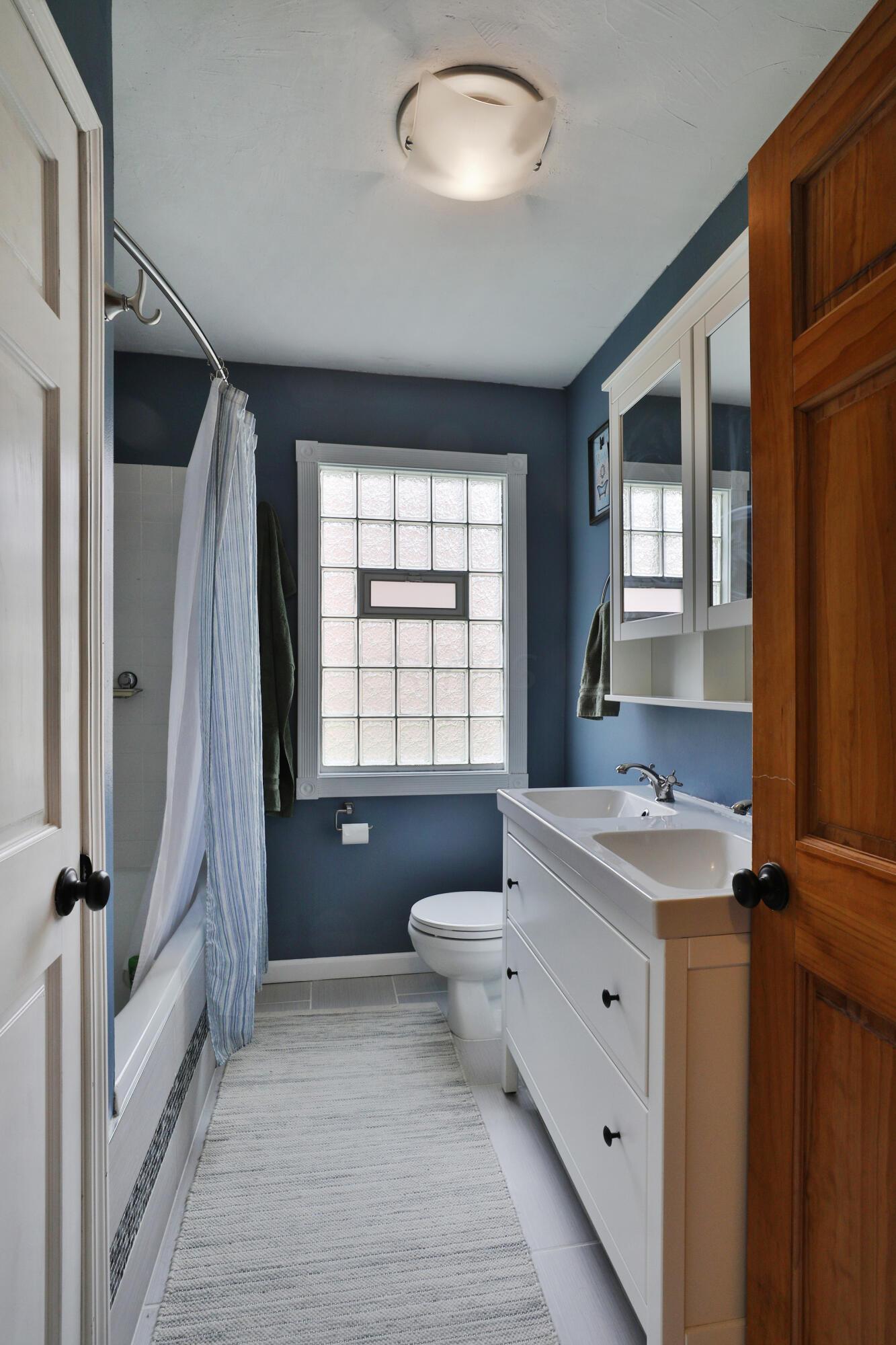 474 Wetmore Road Columbus, OH 43214 - Photo 15 of 40 First Floor Full Bath 1