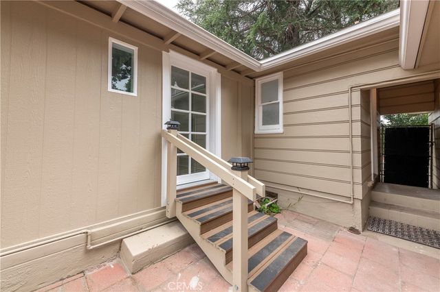 a view of a house with backyard