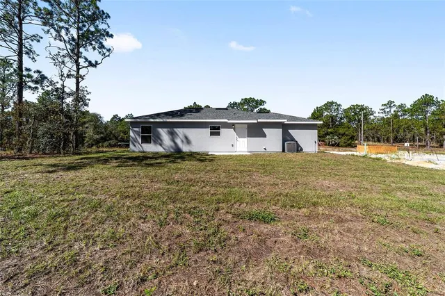 a view of a house with backyard and garden