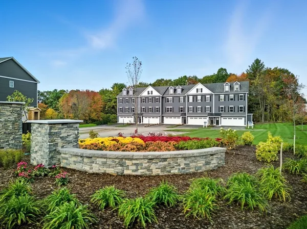 $699,900 | 16 Elise Avenue, Unit 8, Londonderry, NH 03053