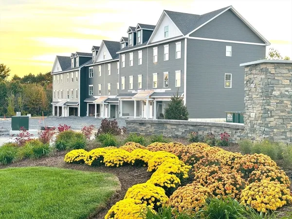 $699,900 | 16 Elise Avenue, Unit 8, Londonderry, NH 03053