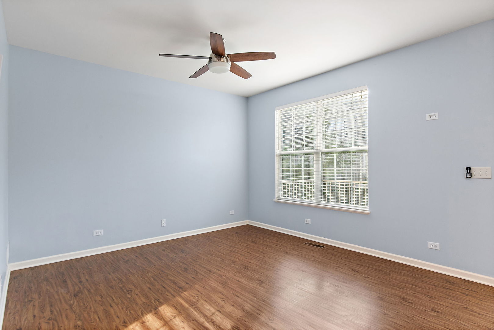 413 Town Center Boulevard Gilberts, IL 60136 - Photo 15 of 34 a view of a livingroom with a ceiling fan & windows