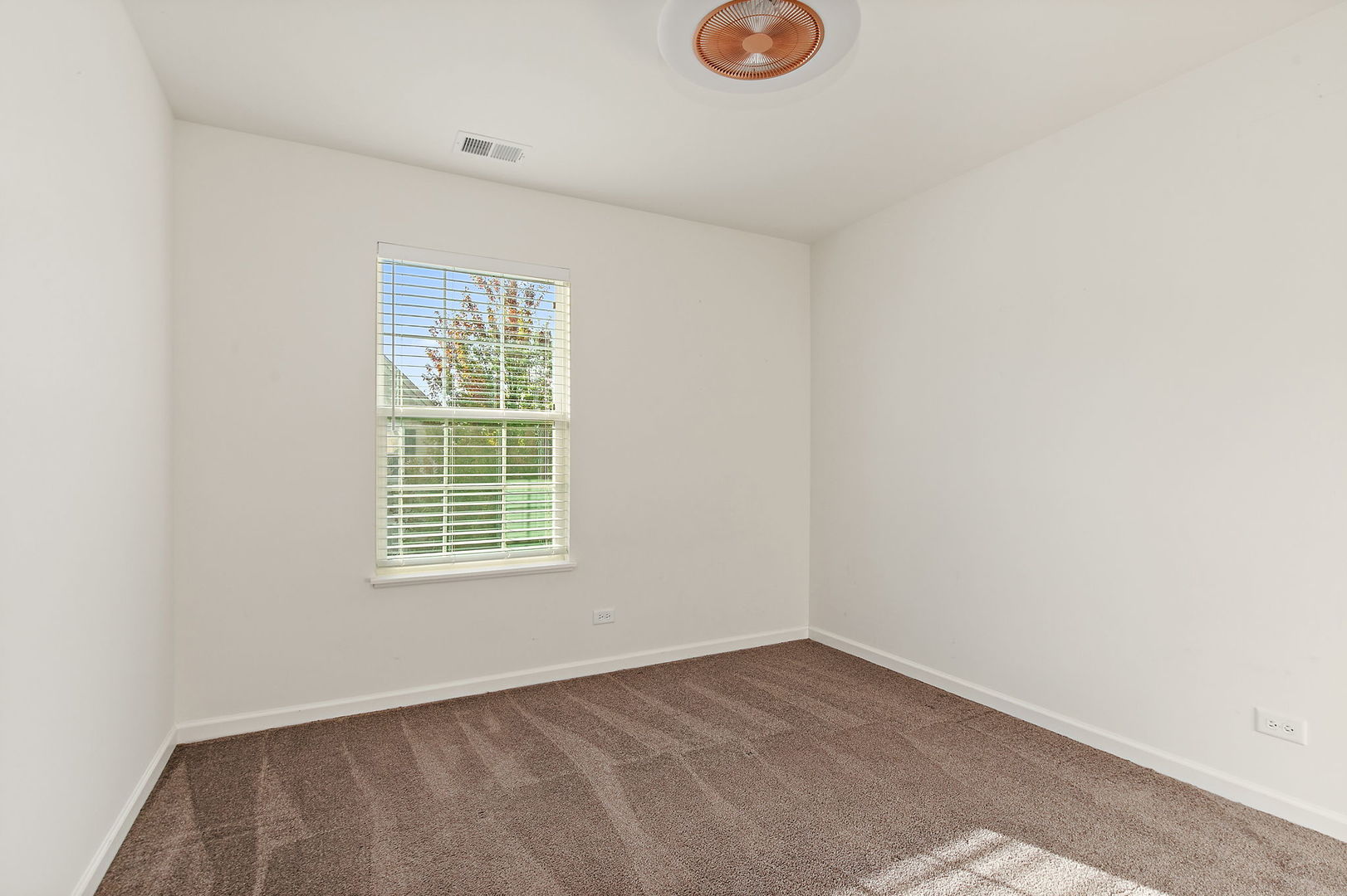 413 Town Center Boulevard Gilberts, IL 60136 - Photo 26 of 34 an empty room with a window
