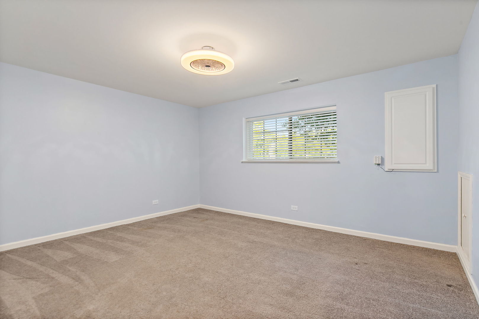 413 Town Center Boulevard Gilberts, IL 60136 - Photo 30 of 34 an empty room with windows