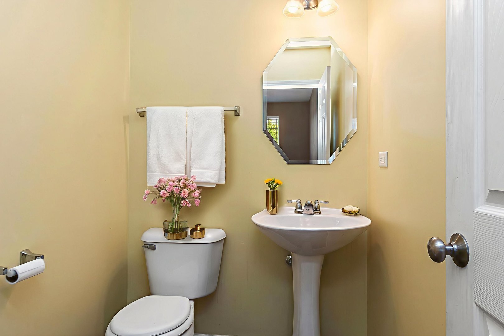 413 Town Center Boulevard Gilberts, IL 60136 - Photo 8 of 34 a bathroom with a toilet sink and mirror