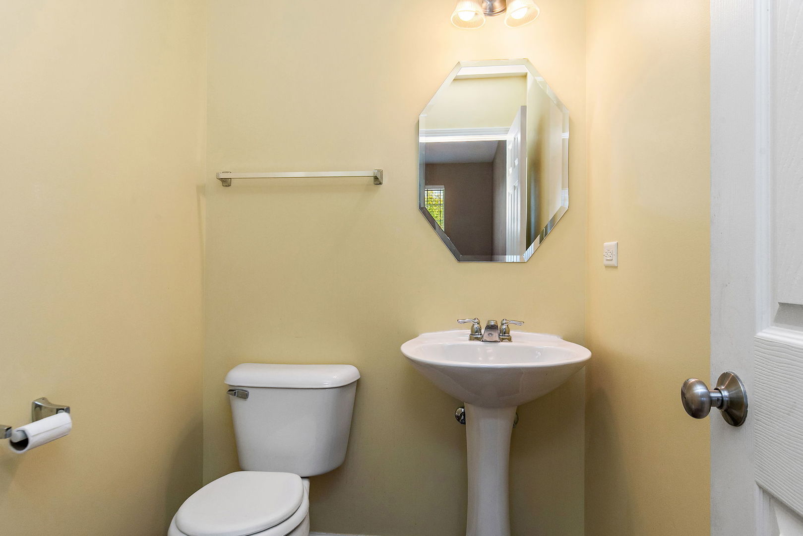413 Town Center Boulevard Gilberts, IL 60136 - Photo 9 of 34 a bathroom with a toilet sink and mirror